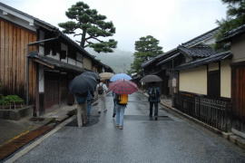 小雨降る中、静に散策開始です。